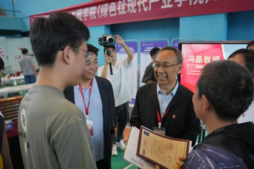 直击新生报到现场